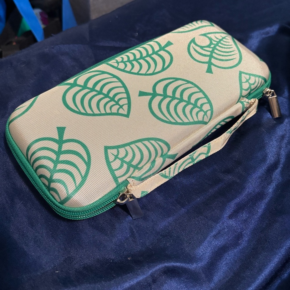 ANIMAL CROSSINGS NINTENDO SWITCH CARRY CASE WITH GAME HOLDER SLOTS